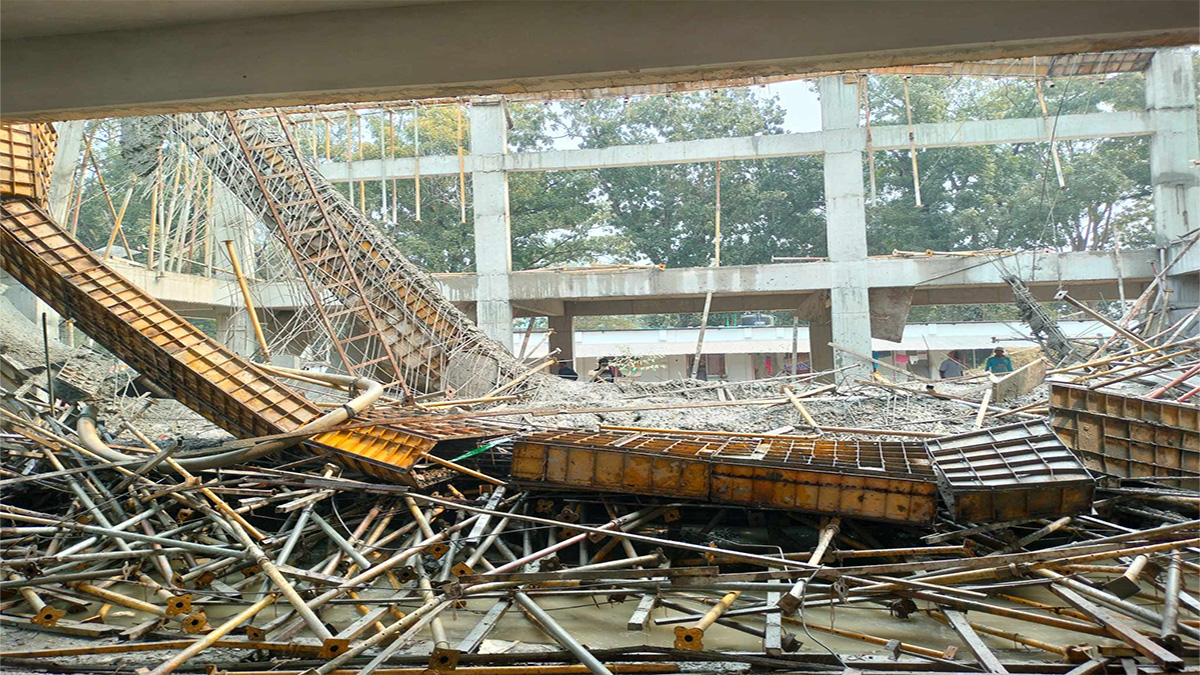 রাবিতে নির্মাণাধীন ভবনের ছাদ ধসে আহত ৩