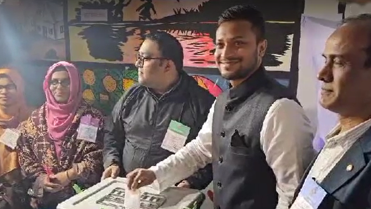 মাগুরায় ভোট দিলেন সাকিব