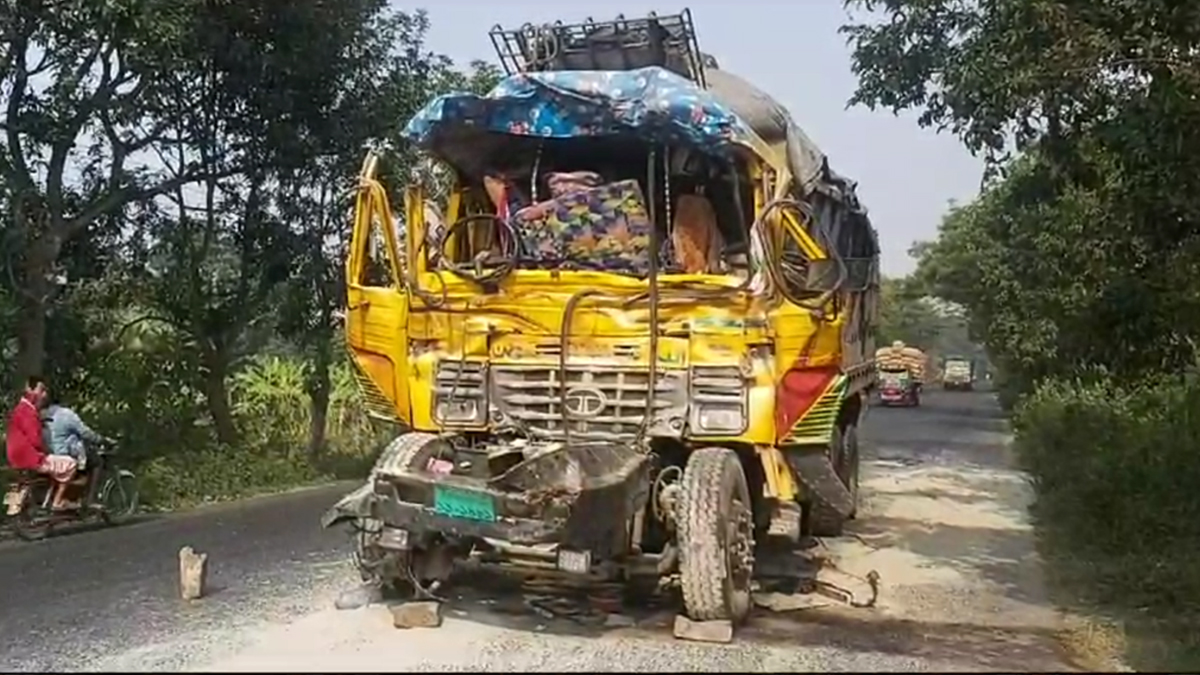 নাটোরের বড়াইগ্রামে দুই ট্রাকের সংঘর্ষ, চালকসহ নিহত ২