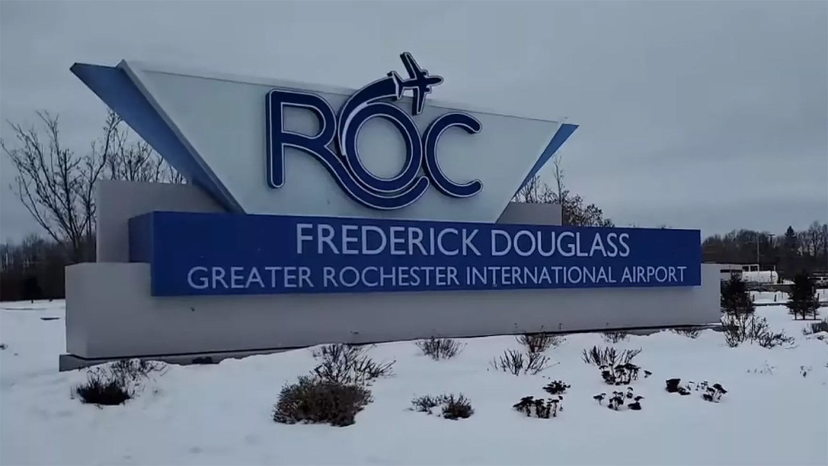 যুক্তরাষ্ট্রে রানওয়ে থেকে ছিটকে পড়লো বিমান