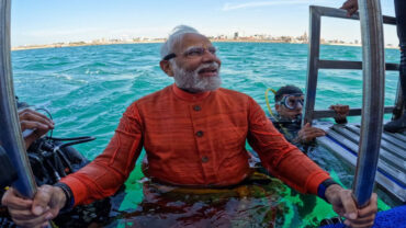 পানির নিচে তলিয়ে যাওয়া মন্দিরে পূজা করলেন মোদি মোদির পূজা পানির নিচে