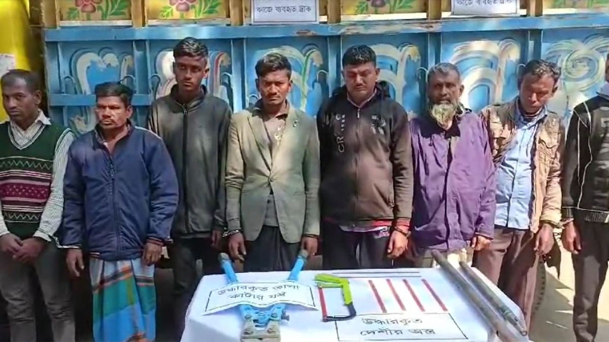 দেশীয় অস্ত্রসহ আন্তঃজেলা ডাকাত দলের ৮ সদস্য আটক