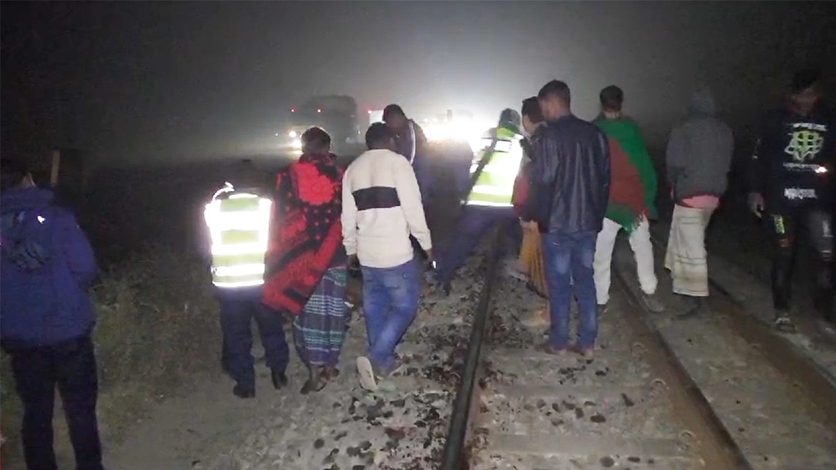 ট্রেনে কাটা পড়ে মারা গেলেন বিকল হওয়া বাসের ৩ যাত্রী