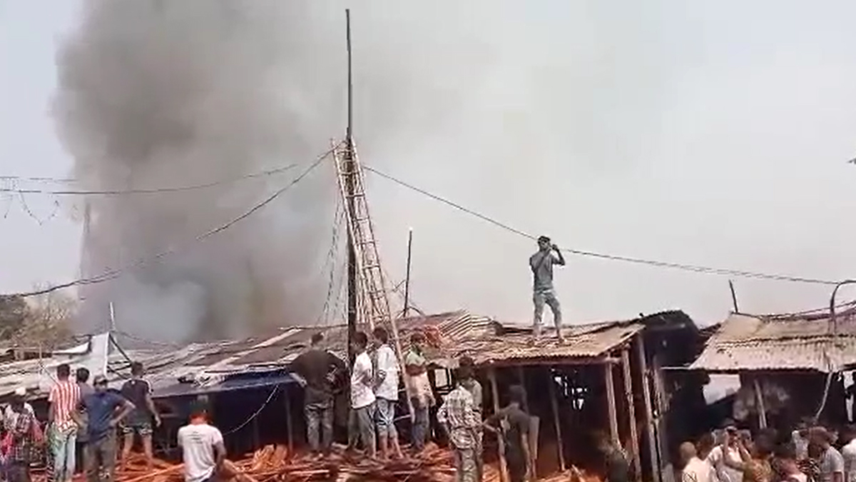 মিরপুরের ঝিলপাড় বস্তিতে আগুন, নিয়ন্ত্রণে ফায়ার সার্ভিসের ৮ ইউনিট