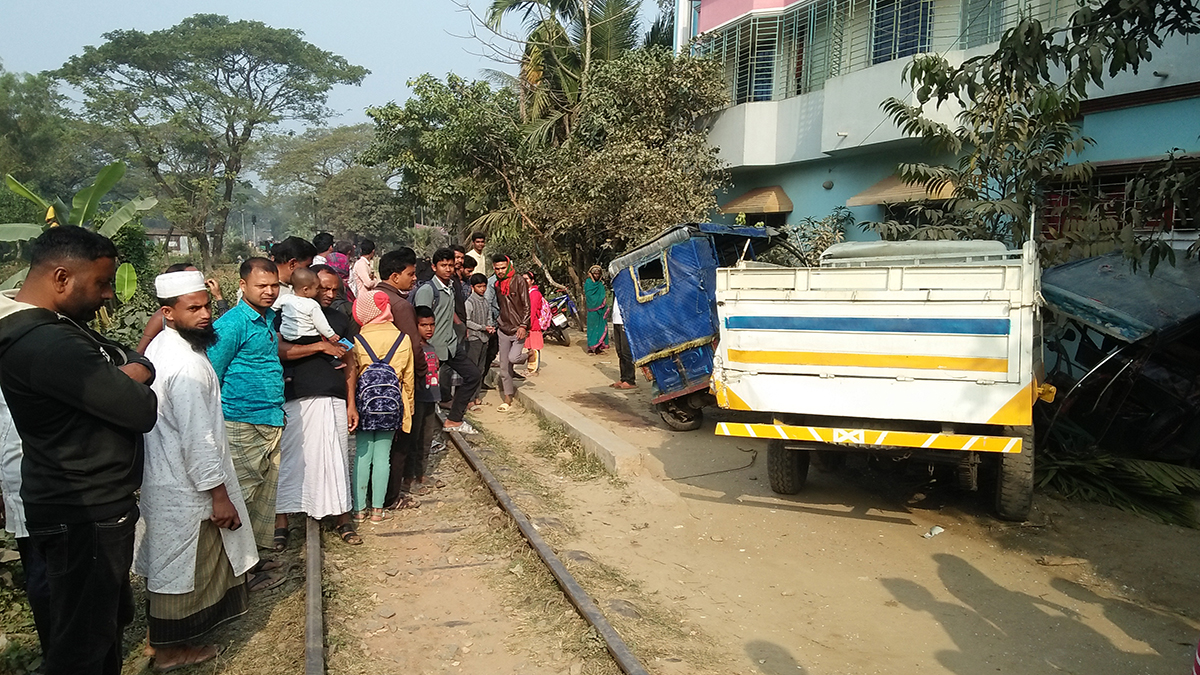 নেত্রকোণায় ট্রেন-পিকআপ-অটোরিকশার ত্রিমুখী সংঘর্ষ