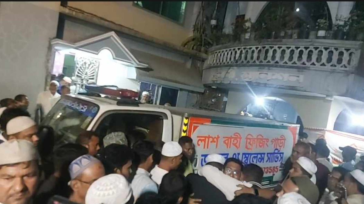 স্ত্রী-সন্তানের সাথে অ্যাম্বুলেন্সে করে শেষবার কক্সবাজার এলেন শাহ জালাল