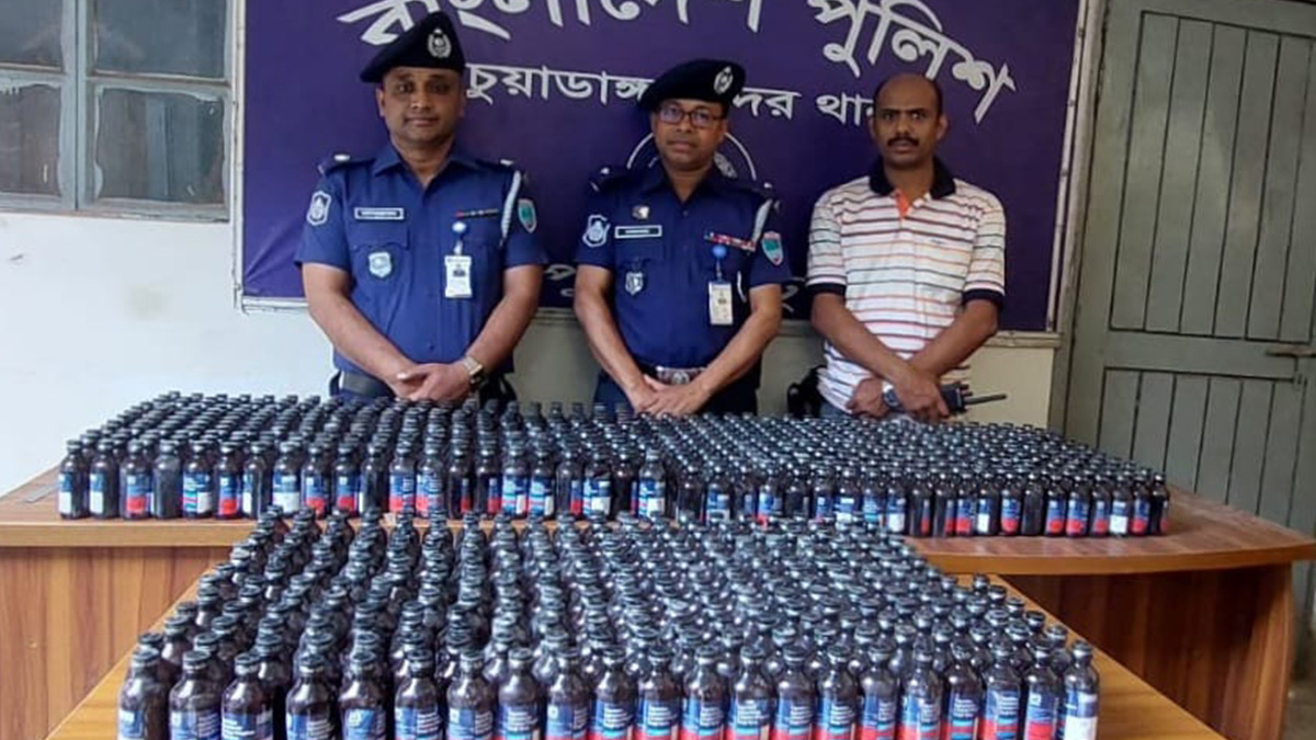 দুর্ঘটনাকবলিত পিকআপে মিলল ৭৭০ বোতল ফেনসিডিল