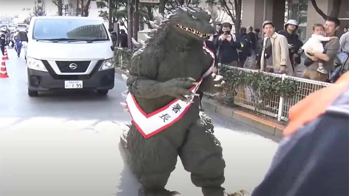 জাপানের রাস্তায় ঘুরে বেড়াচ্ছে গডজিলা!