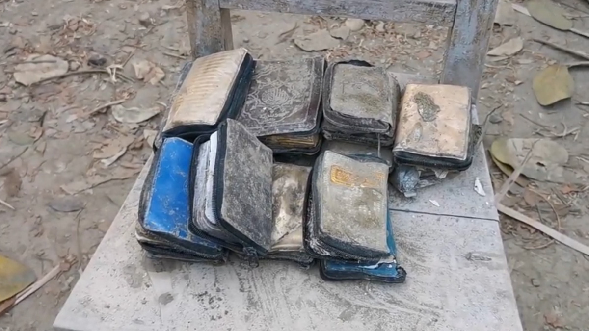 মাটি খুঁড়ে মিলল ১৫ কোরআন