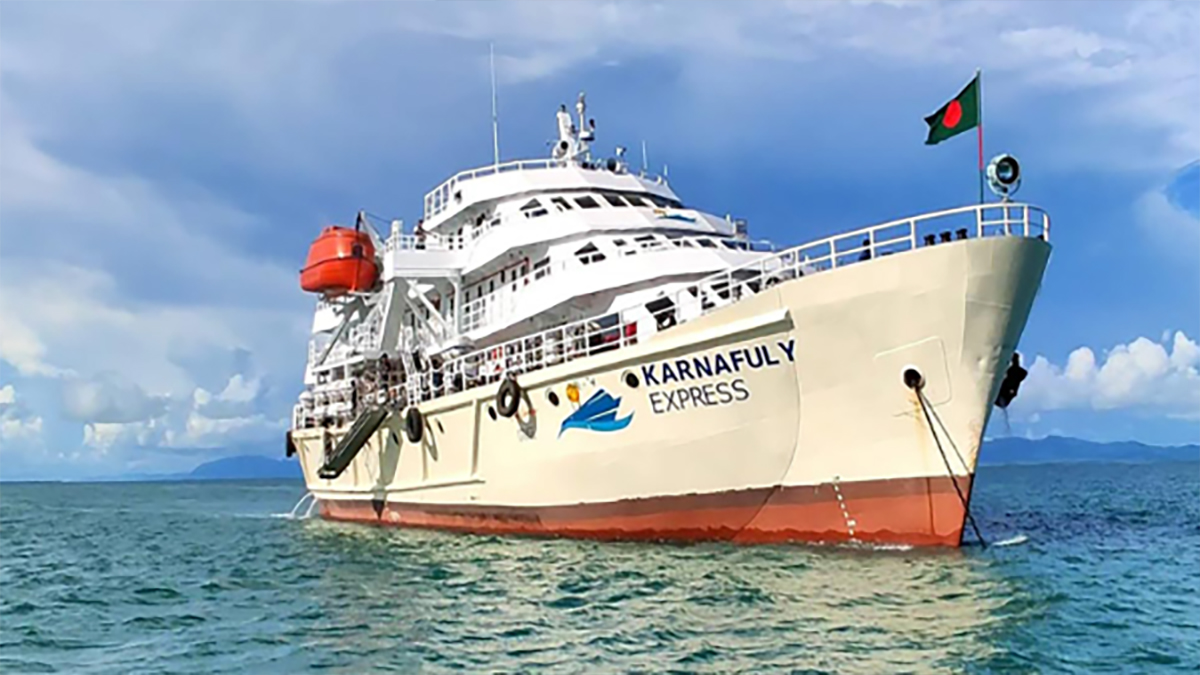 সেন্টমার্টিন রুটে পর্যটকবাহী জাহাজ চলাচল বন্ধ ঘোষণা