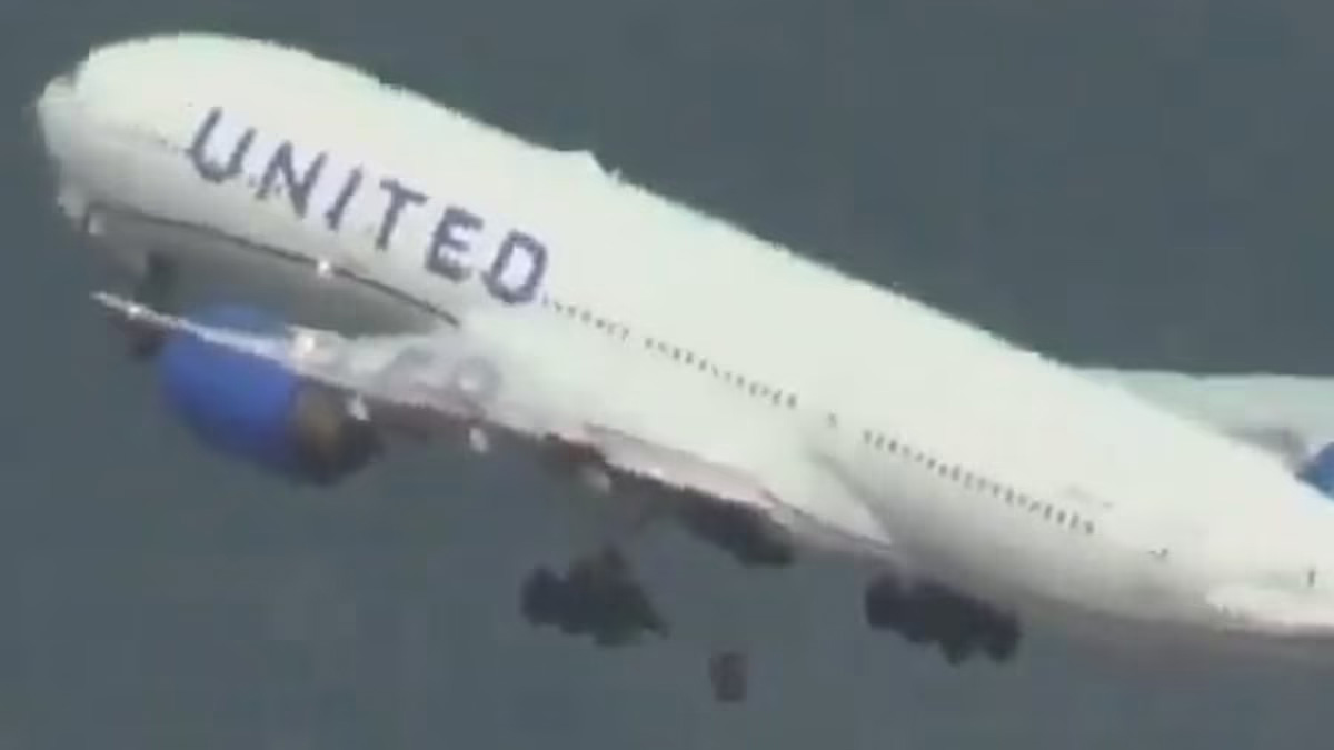 খুলে গেল উড়ন্ত বিমানের চাকা, পার্কে থাকা গাড়ি চূর্ণবিচূর্ণ