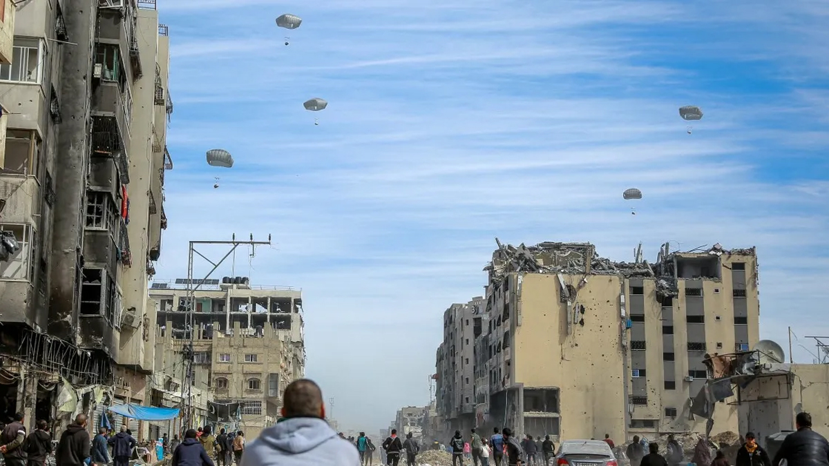 গাজায় বিমান থেকে ফেলা ত্রাণবাহী বাক্সের চাপায় নিহত ৫