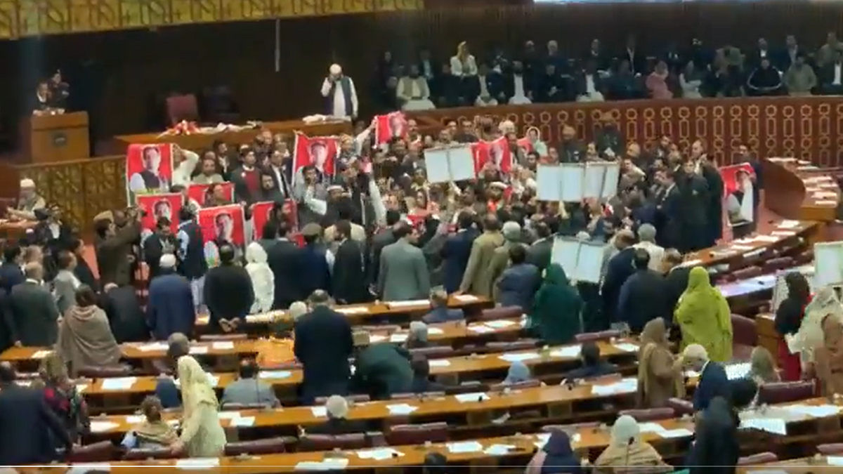 পাকিস্তানে তীব্র হট্টগোলের পর প্রধানমন্ত্রী পদে ভোটগ্রহণ শুরু