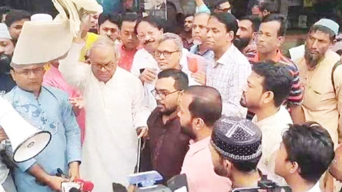 ভারতীয় পণ্য বর্জনে সংহতি প্রকাশ বিএনপির, গায়ের চাদর ছুড়ে ফেললেন রিজভী