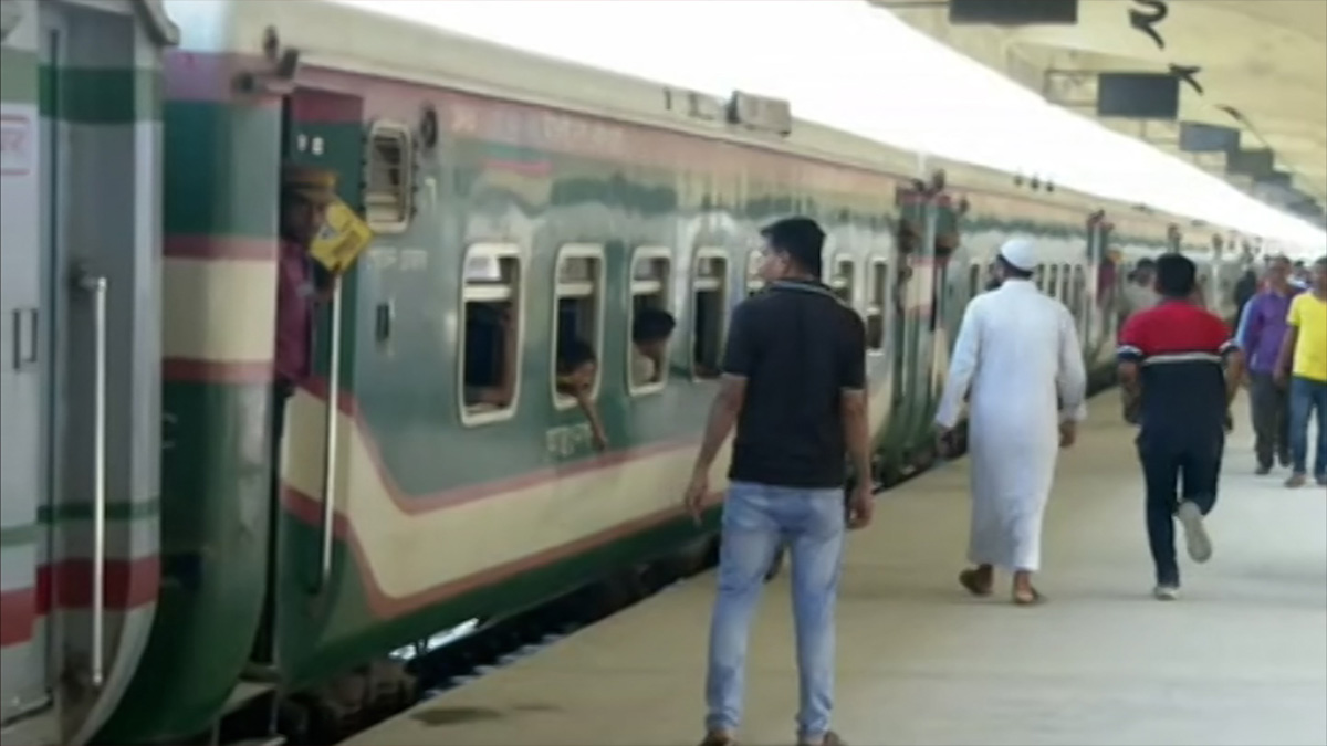 রেলের আগাম টিকিটে শুরু হয়েছে ঈদযাত্রা