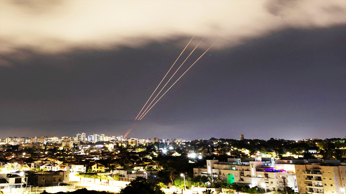 ইরানের পাশাপাশি ইসরায়েলের অভ্যন্তরে হামলা চালিয়েছে হুতি বিদ্রোহীরাও