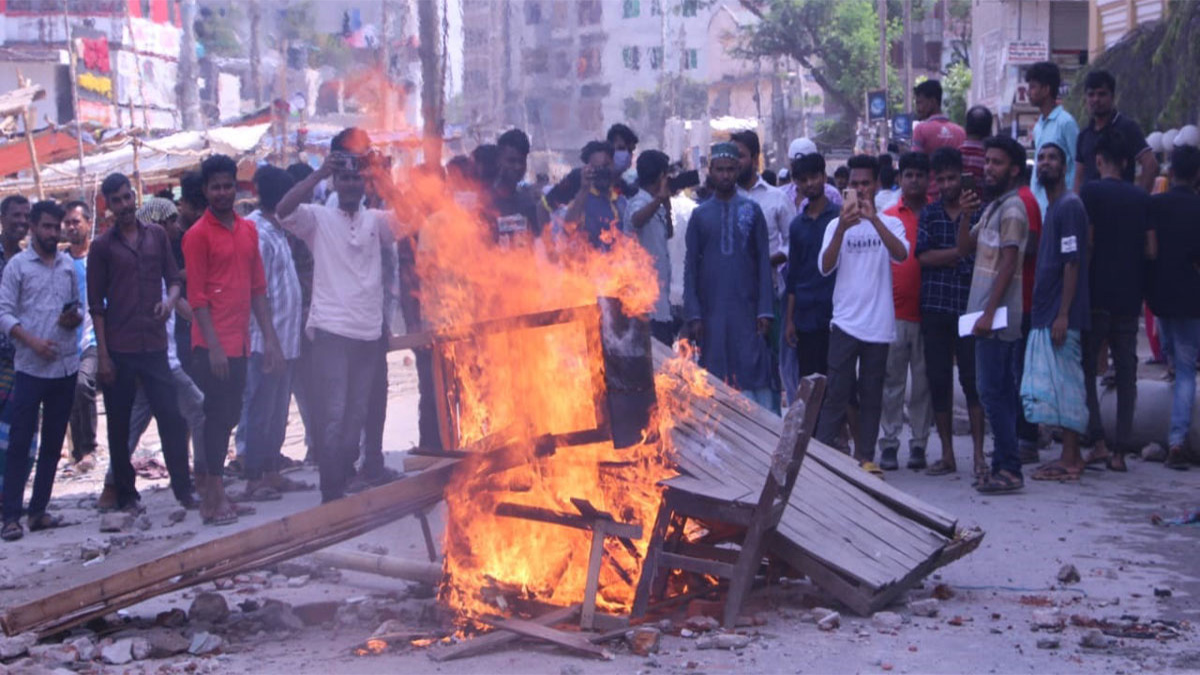নারায়ণগঞ্জে শ্রমিক-পুলিশ সংঘর্ষ, গুলিবিদ্ধ ২