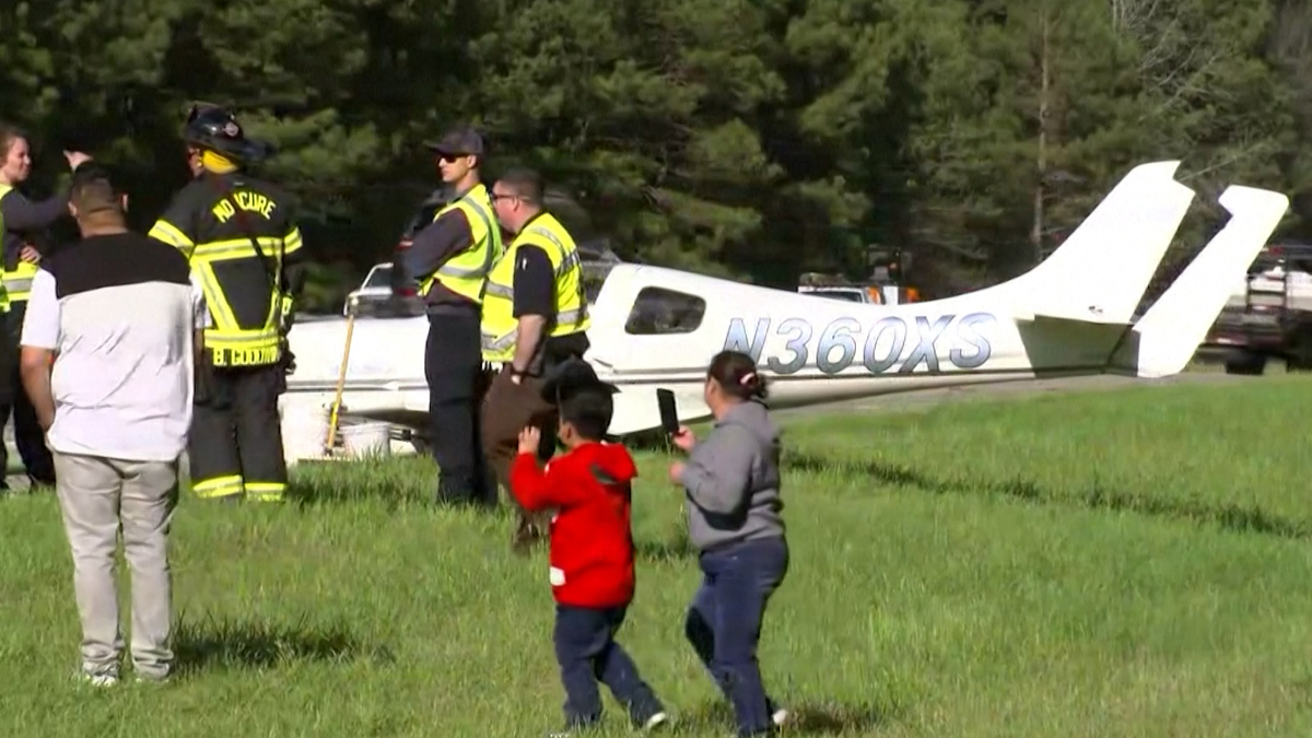যুক্তরাষ্ট্রে হাইওয়েতে বিমানের জরুরি অবতরণ