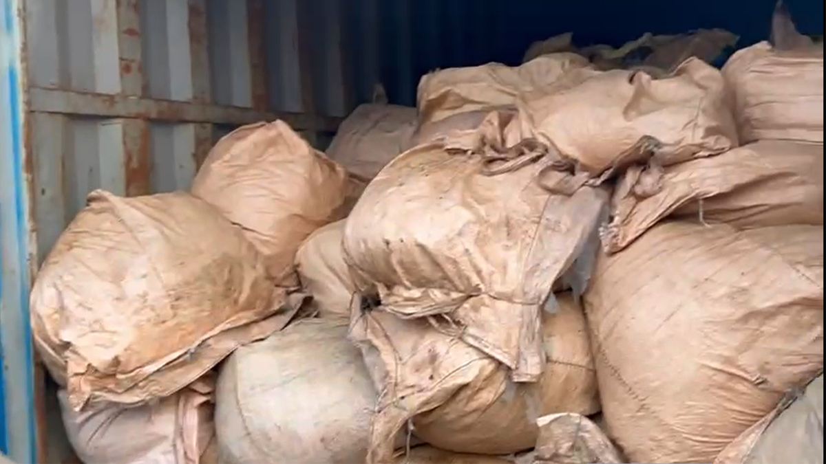 হাতিয়ায় ২ টন কফি পাউডারসহ চালক-হেলপার আটক