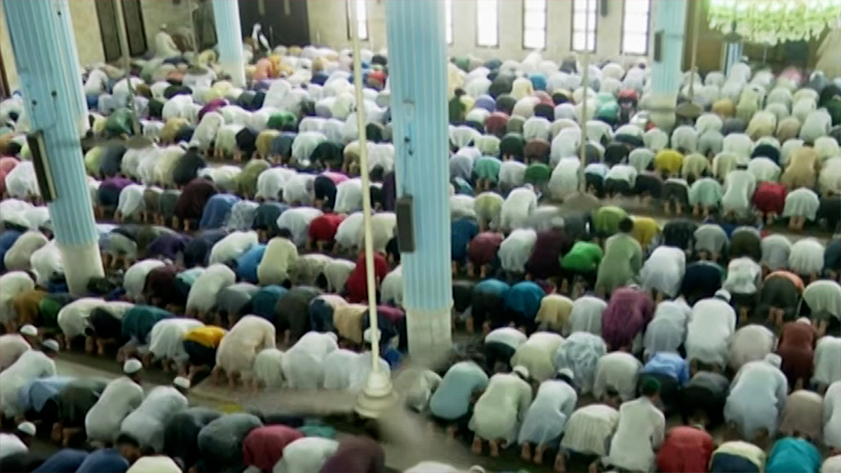 জুমাতুল বিদায় মুসল্লিদের ঢল, ক্ষমা ও রহমত কামনা