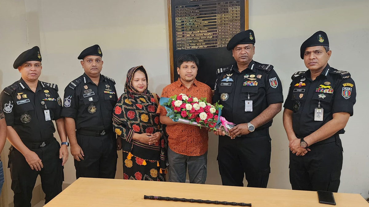 পরিবারের কাছে ফিরলেন সেই ব্যাংক ম্যানেজার