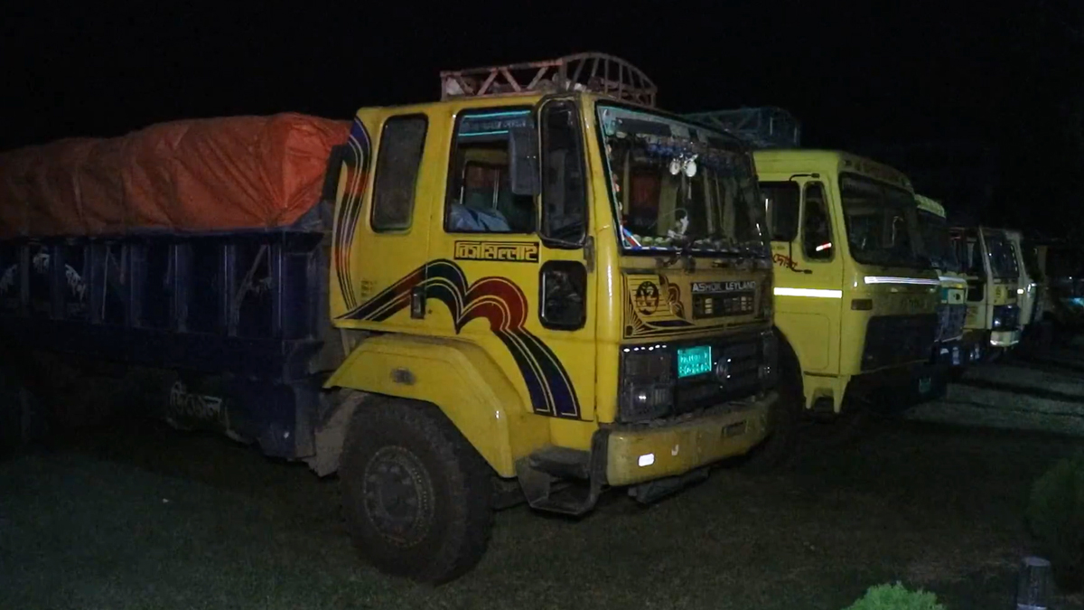 পাবনায় ভারতীয় চিনি বোঝাই ১২টি ট্রাকসহ আটক ২৩