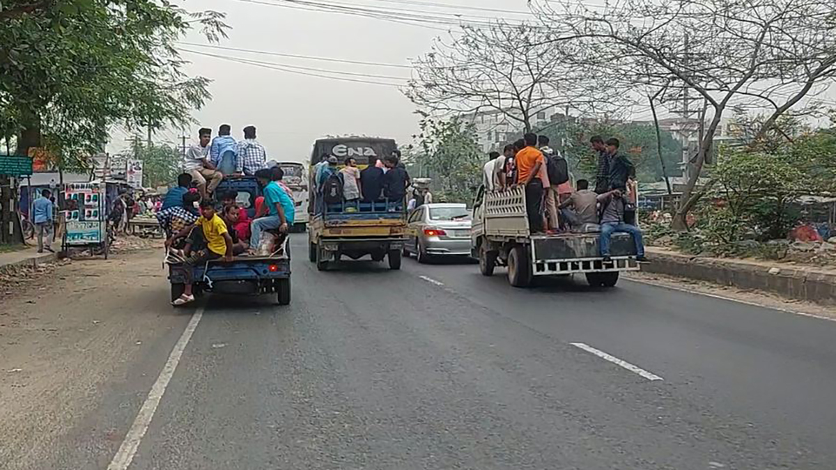 সড়কে ঘরমুখো মানুষের ঢল, ঝুঁকি নিয়ে খোলা ট্রাক-পিকআপেও ফিরছে গন্তব্যে