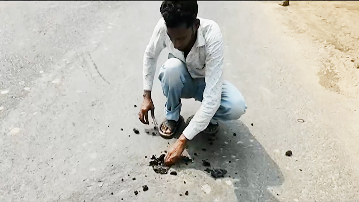 হাত দিয়ে টানলেই উঠে যাচ্ছে সড়কের পিচ