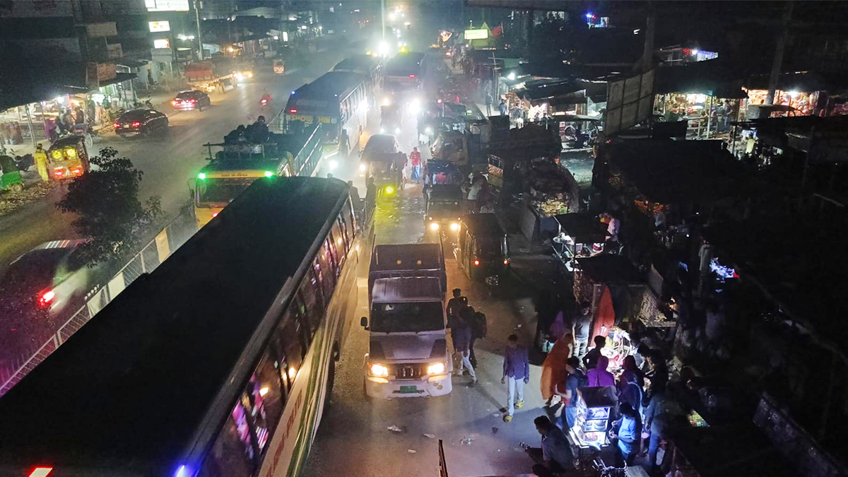 ঢাকা-ময়মনসিংহ মহাসড়কে ১৫টি মোড়ে গতি হারাচ্ছে দূরপাল্লার যান, তৈরি হচ্ছে যানজট