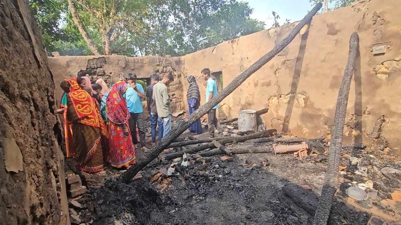 খাগড়াছড়িতে বসতঘরে বজ্রপাত: আগুনে পুড়ে মা ও শিশুর মৃত্যু