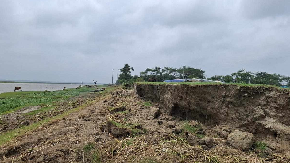 ঘূর্ণিঝড়ে বিলীন সাড়ে ৬ কিলোমিটার বেড়িবাঁধ