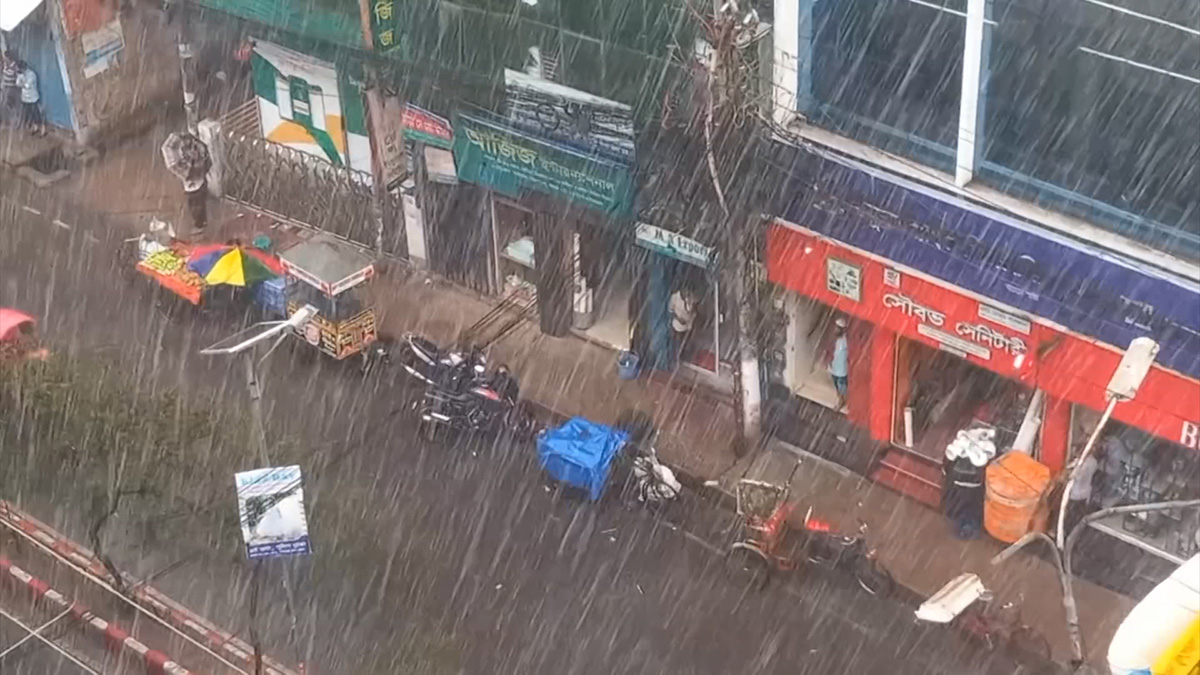 তীব্র গরমে কয়েক জেলায় স্বস্তির বৃষ্টি