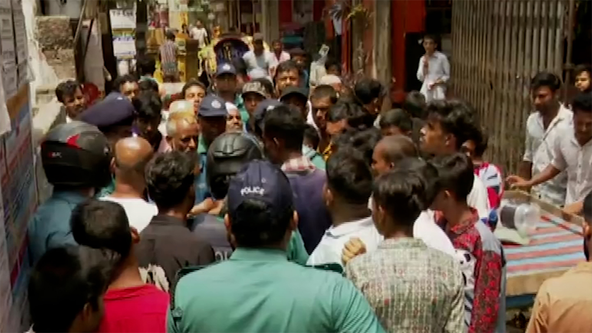 ব্যাটারিচালিত অটোরিকশা বন্ধের প্রতিবাদে আজও সড়ক অবরোধ চালকদের