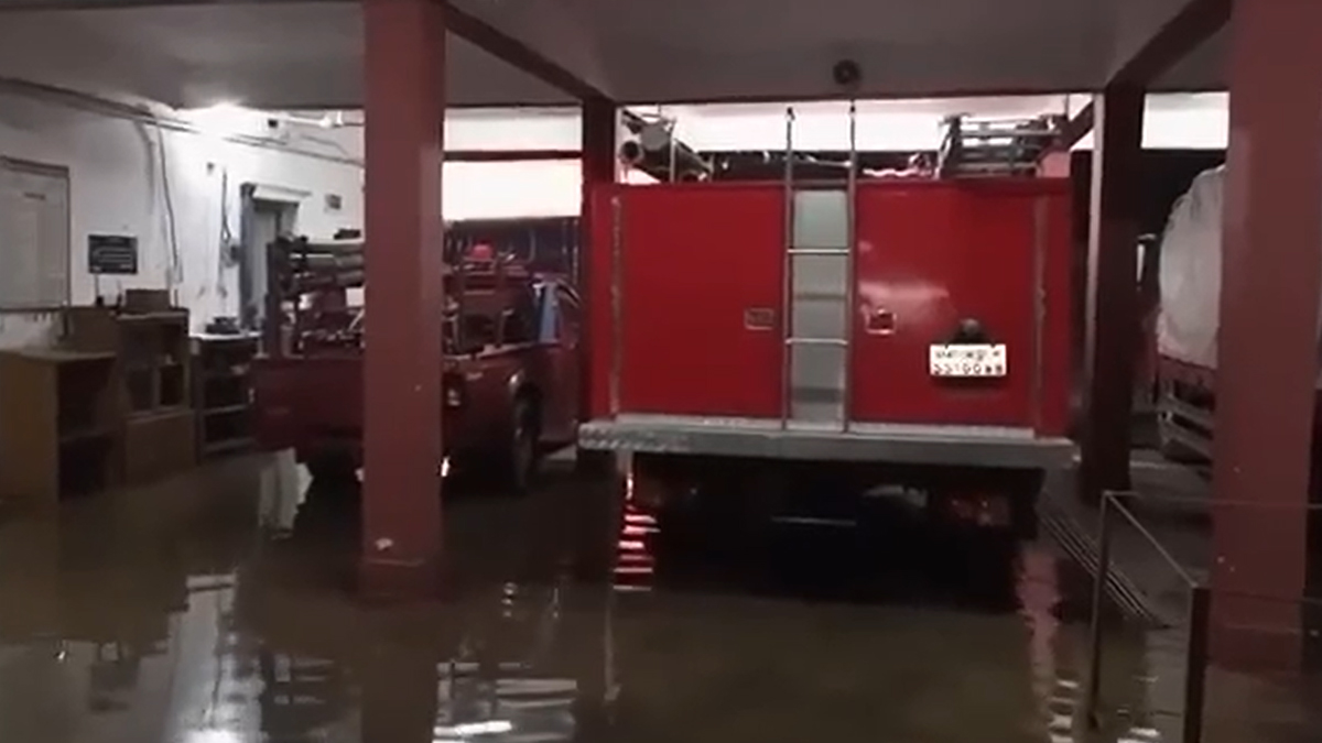 বন্যার পানি প্রবেশ করেছে সিলেট নগরীর ফায়ার সার্ভিসের কার্যালয়ে