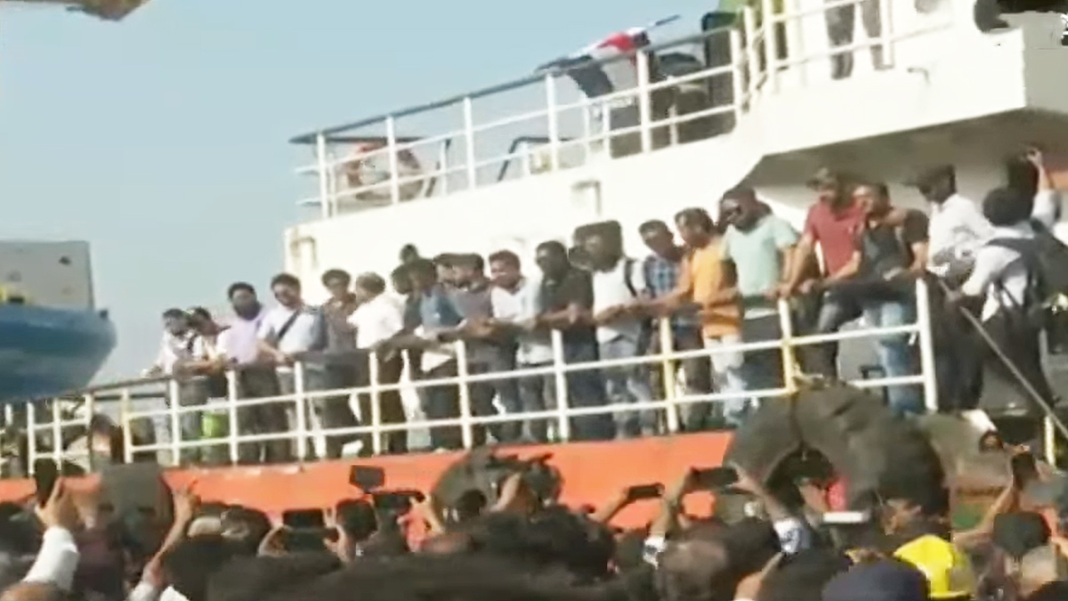 সোমালীয় দস্যুদের জিম্মিদশা থেকে মুক্ত নাবিকদের নিয়ে চট্টগ্রাম বন্দরে ভিড়েছে জাহাজ