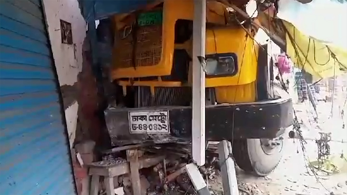 দিনাজপুরে লরির ধাক্কায় ঘটনাস্থলেই নিহত ২