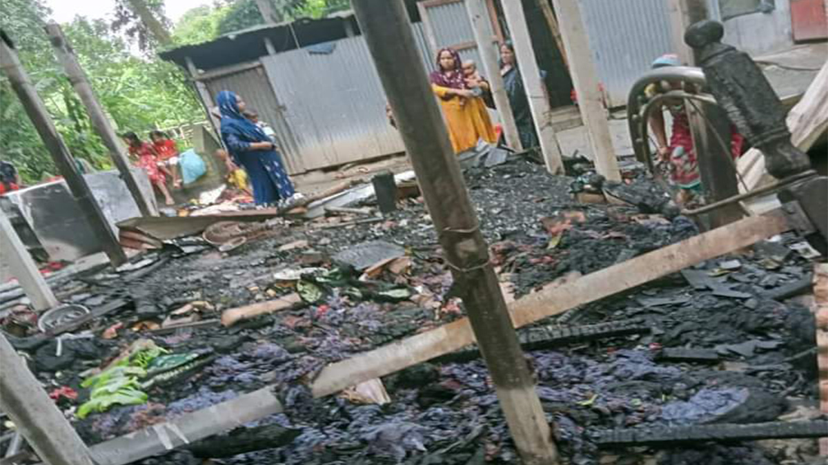 মোমবাতির আগুনে পুড়লো বসতঘর, ৮ লাখ টাকার ক্ষয়ক্ষতি