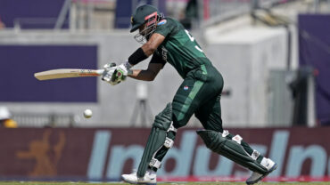 দল হারলেও ইতিহাস গড়েছেন বাবর