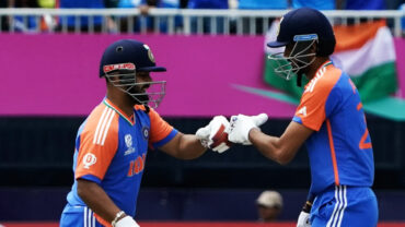 শুরুর ধাক্কা সামলে পান্তের ব্যাটে লড়ছে ভারত