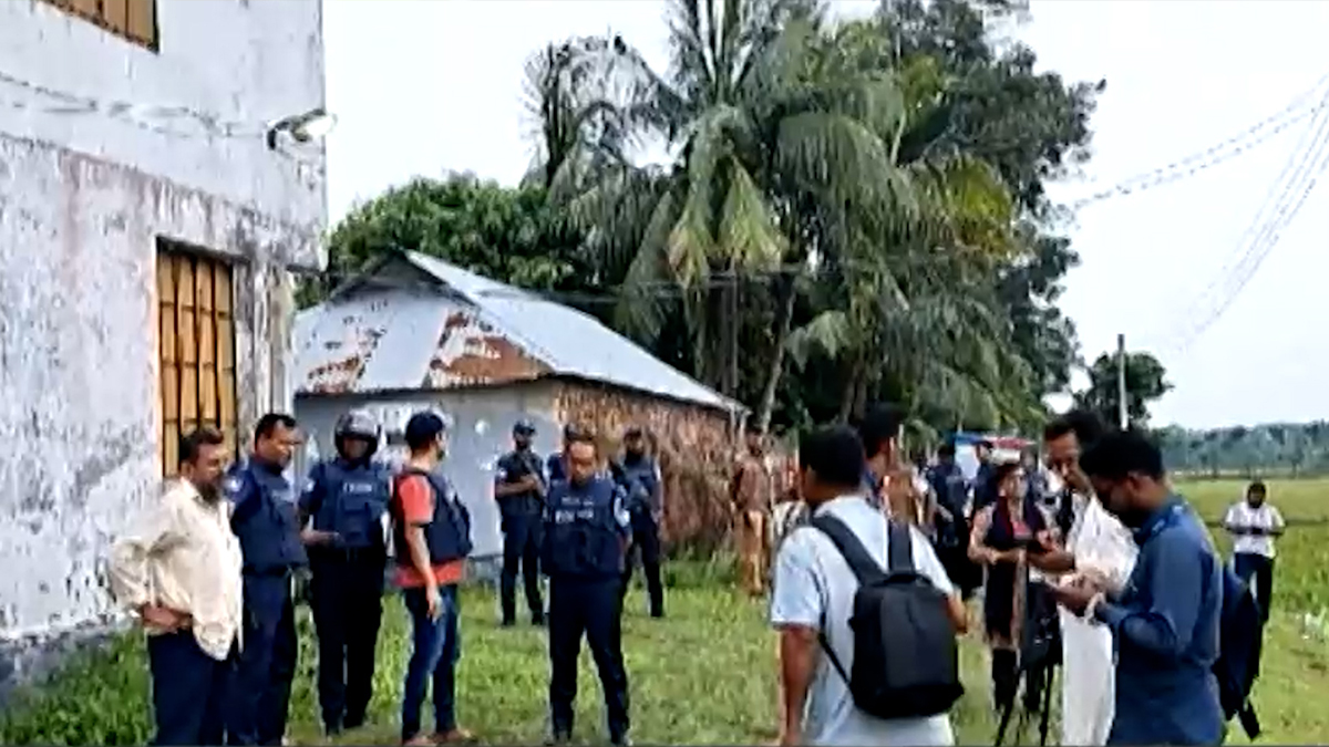 জঙ্গি আস্তানা সন্দেহে নেত্রকোণায় বাড়ি ঘিরে রেখেছে পুলিশ