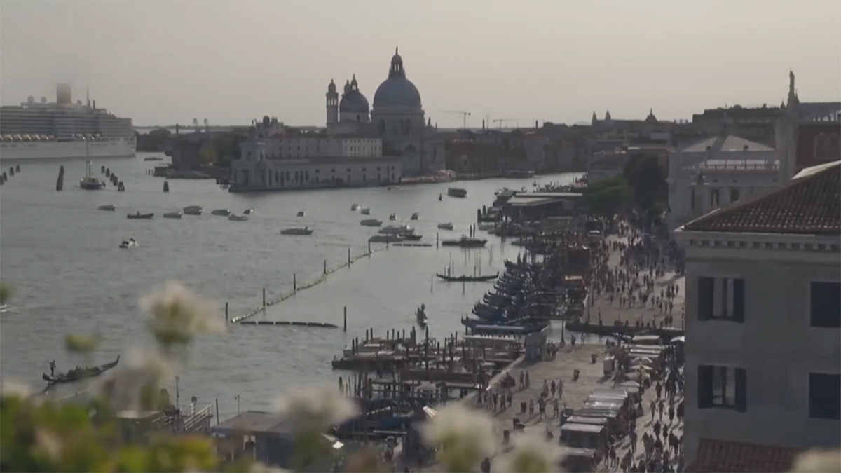 ভেনিসকে ‘বাঁচাতে’ মরিয়া বাসিন্দারা