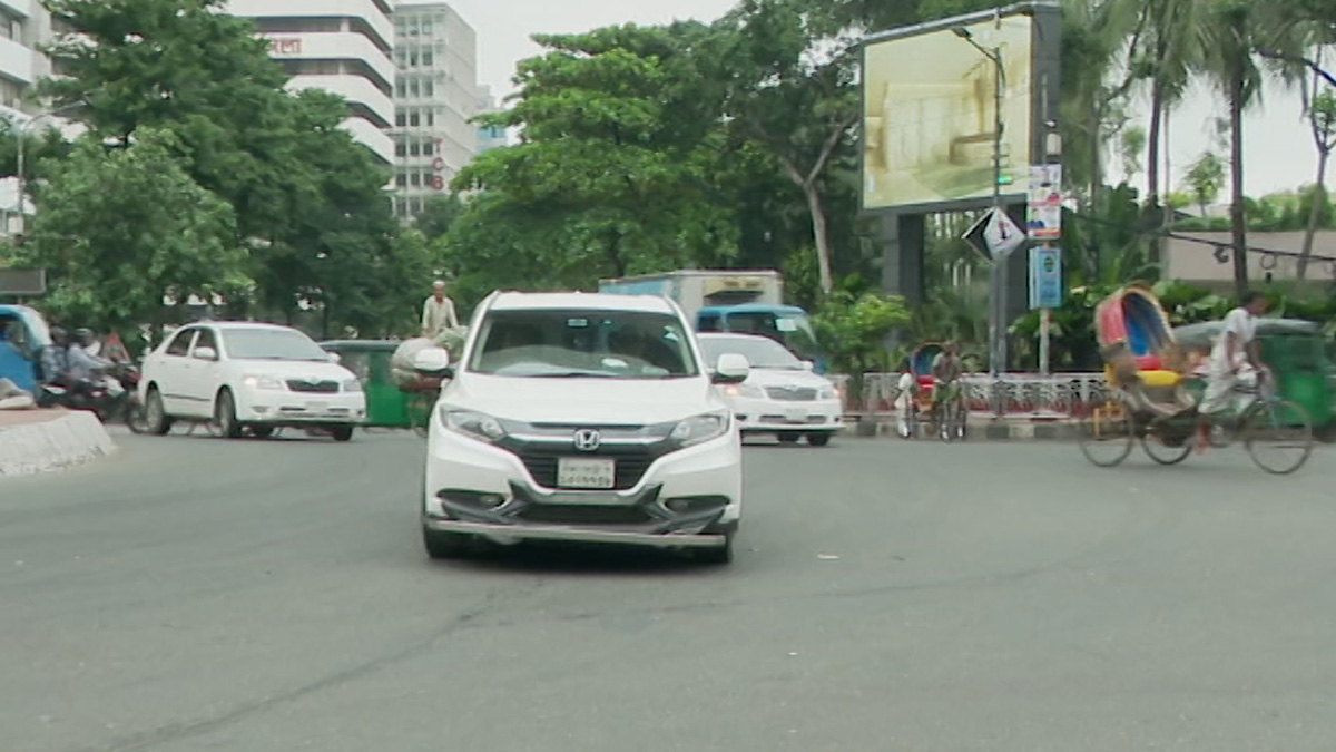 স্থবিরতা কাটিয়ে কর্মচঞ্চল হচ্ছে রাজধানী