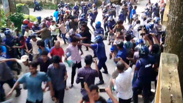 কুবি শিক্ষার্থীদের সঙ্গে পুলিশের সংঘর্ষ, টিয়ারশেল নিক্ষেপ