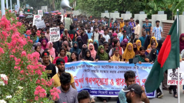 রাজশাহী জেলা প্রশাসকের কাছে আন্দোলনরত শিক্ষার্থীদের স্মারকলিপি প্রদান