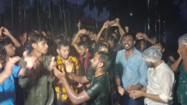 কোটা আন্দোলন: ঝুম বৃষ্টি উপেক্ষা করে আন্দোলনে রাবি শিক্ষার্থীরা