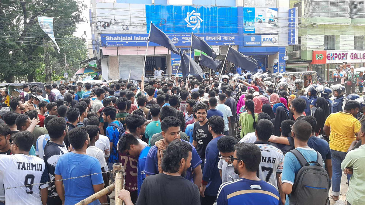 ঠাকুরগাঁওয়ে শিক্ষার্থীদের বিক্ষোভে বাধা