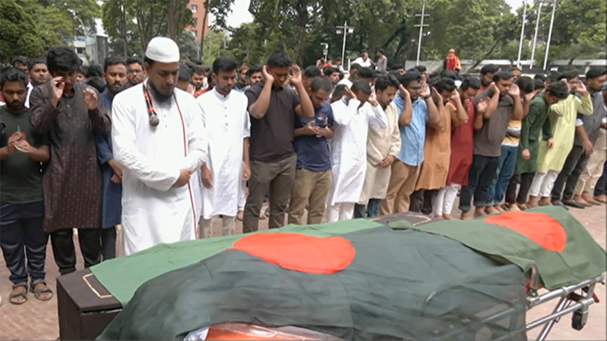 দুই সাহসী যোদ্ধাকে চিরবিদায় জানালো ছাত্রসমাজ