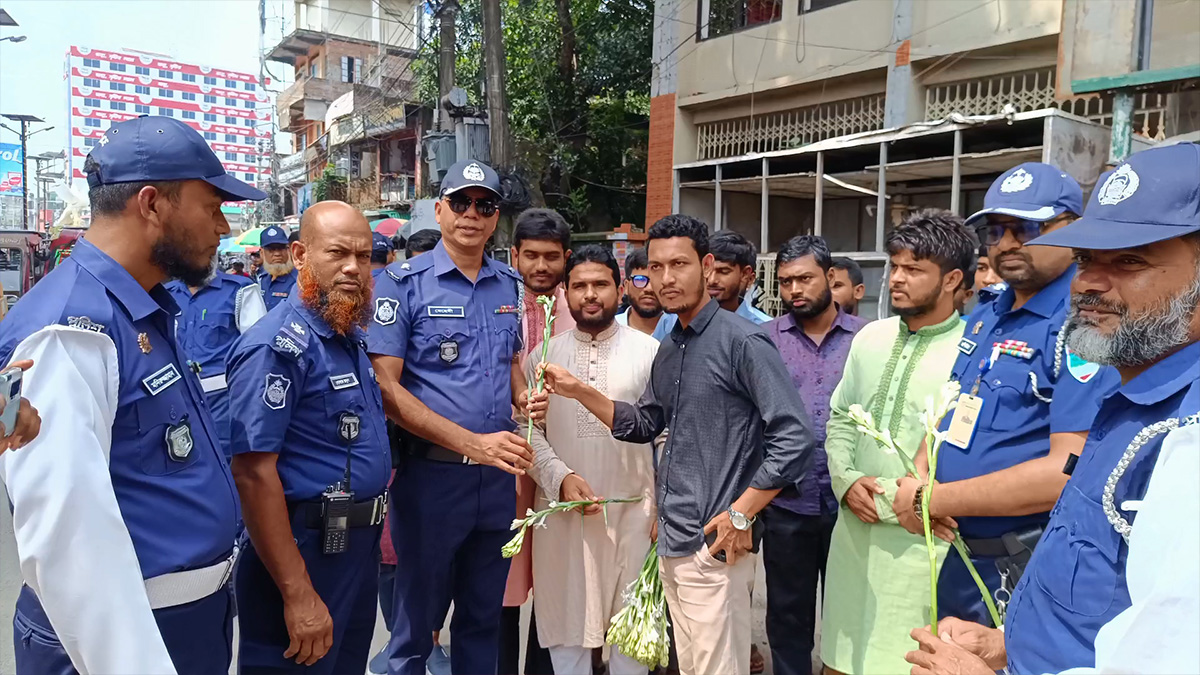 ঝিনাইদহে ট্রফিক পুলিশ কাজে ফেরায় শিক্ষার্থীদের ফুলেল শুভেচ্ছা