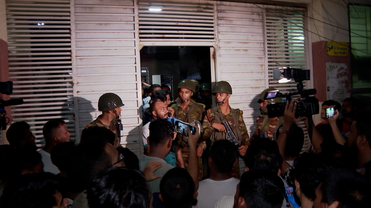 সাবেক স্বরাষ্ট্রমন্ত্রী আছেন ‘সন্দেহে’ বাড়ি ঘেরাও, তল্লাশি