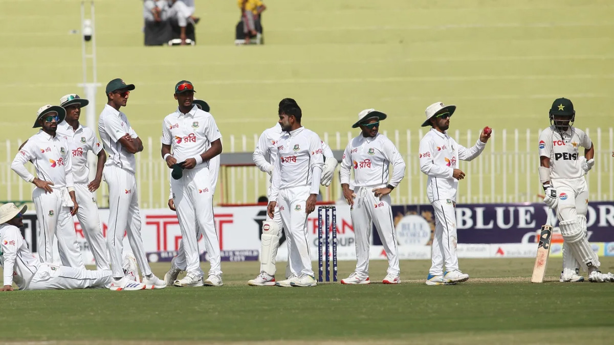 রাওয়ালপিন্ডি টেস্ট: রানের পাহাড় গড়ে ইনিংস ঘোষণা পাকিস্তানের